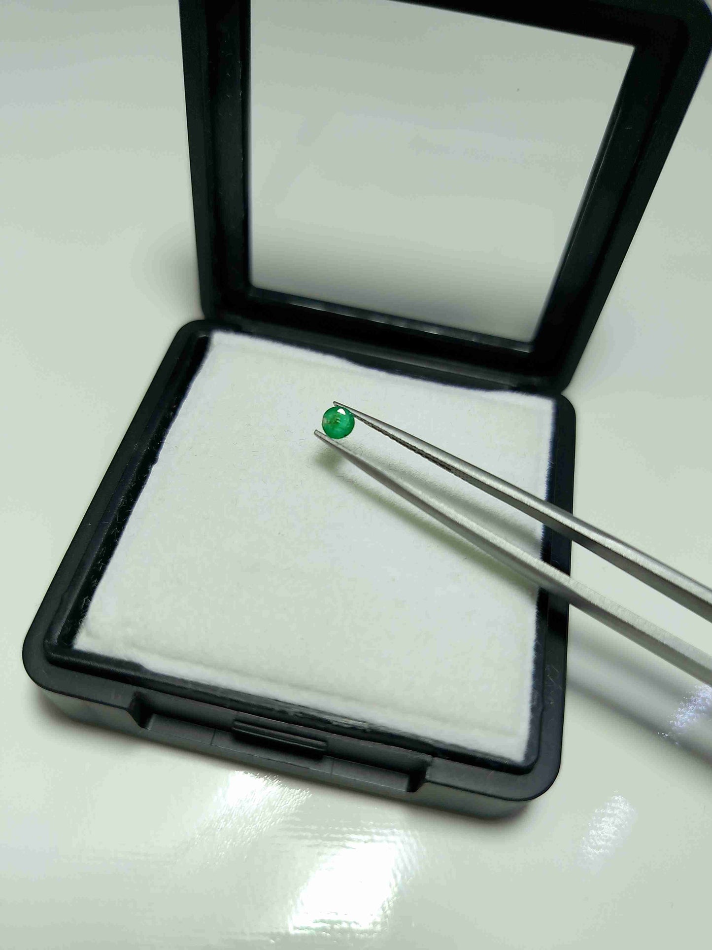 Natural Emerald 4mm Round Shape 0.195 carat